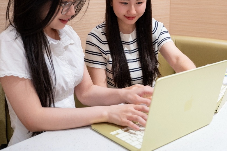 So sánh MacBook Neo và laptop ThinkPad: Giải mã ma trận chọn máy theo Workflow và chi phí (2026) 13 So sánh MacBook Neo và laptop ThinkPad - trackpad và màn hình