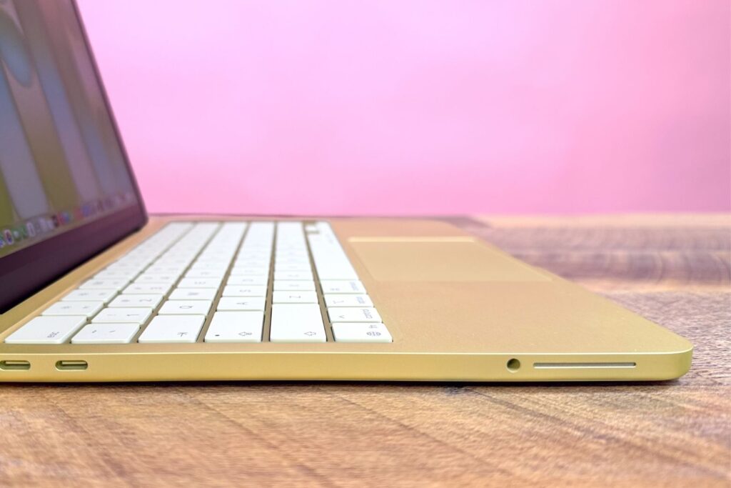 So sánh MacBook Neo và laptop ThinkPad: Đâu là "vua" phân khúc phổ thông 2026? 14 so sánh MacBook Neo và laptop ThinkPad - Loa Dolby Atmos