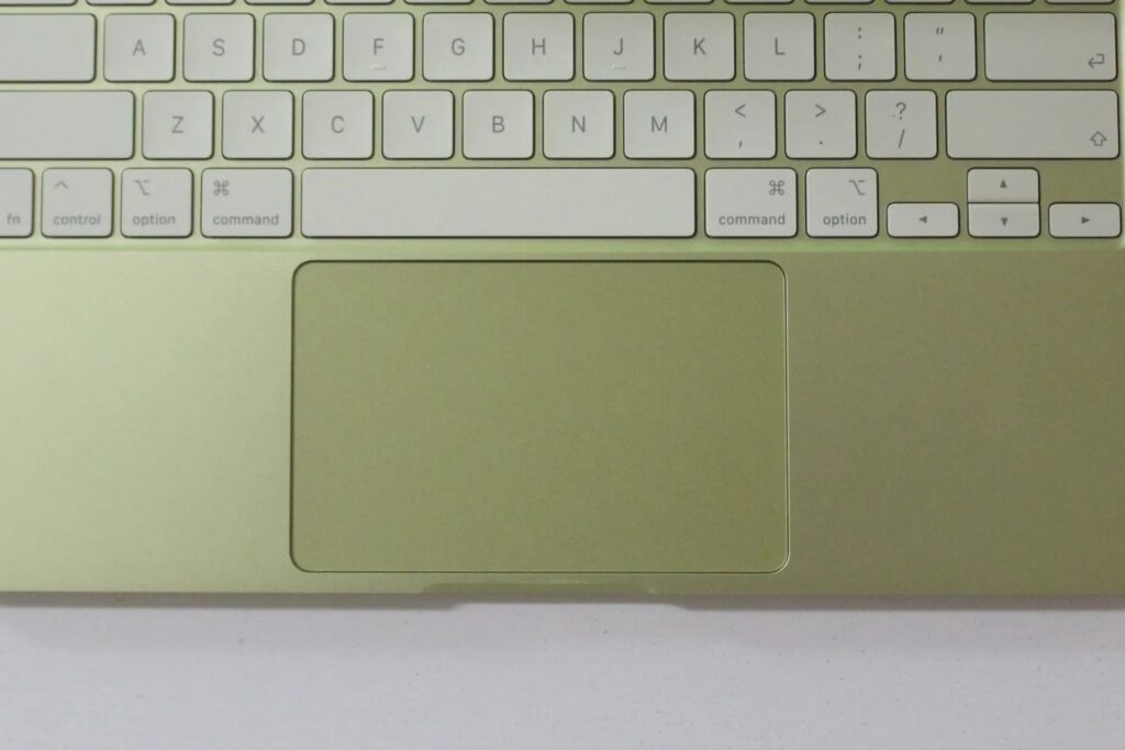 So sánh MacBook Neo và laptop ThinkPad: Đâu là "vua" phân khúc phổ thông 2026? 18 so sánh MacBook Neo và laptop ThinkPad - trackpad đa cử chỉ