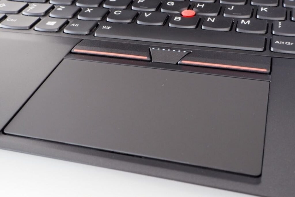 So sánh MacBook Neo và laptop ThinkPad: Đâu là "vua" phân khúc phổ thông 2026? 19 so sánh MacBook Neo và laptop ThinkPad - trackpad đòn bẩy truyền thống