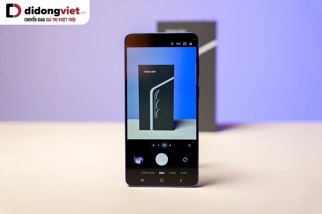 So sánh Samsung Galaxy S26 Plus với Samsung Galaxy S25 Plus- Những cải tiến vượt bật 20 Galaxy S26+ sở hữu ba camera sau: chính 50MP f/1.8 (OIS), telephoto 10MP f/2.4 zoom 3x (OIS), ultrawide 12MP f/2.2 (120°) và camera selfie 12MP f/2.2,