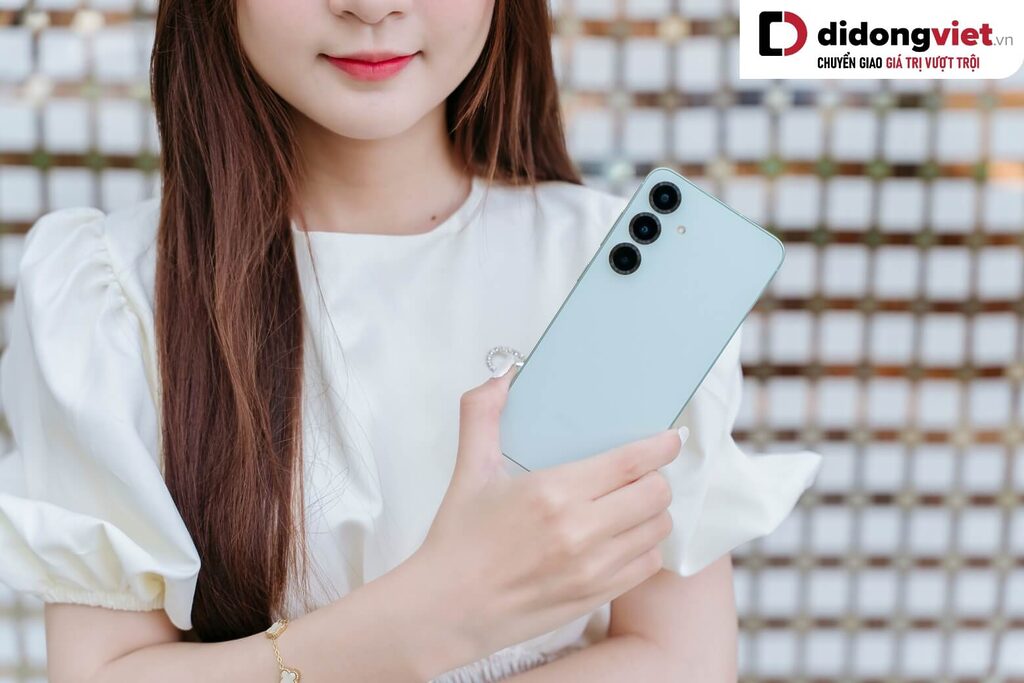 So sánh Samsung Galaxy S26 Plus với Samsung Galaxy S25 Plus- Những cải tiến vượt bật 19 Galaxy S25+ có ba camera sau: chính 50MP f/1.8 (OIS), telephoto 10MP f/2.4 zoom 3x (OIS), ultrawide 12MP f/2.2 (120°),