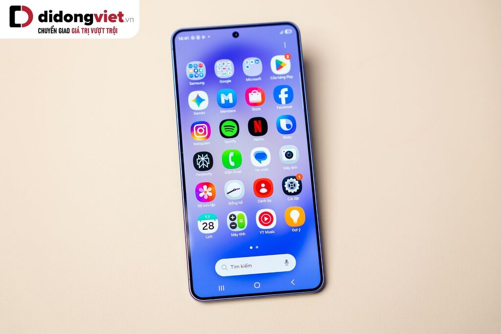 So sánh Samsung Galaxy S26 Plus với Samsung Galaxy S25 Plus- Những cải tiến vượt bật 16 Galaxy S26+ sở hữu màn hình Dynamic AMOLED 2X 6.7 inch với độ phân giải Quad HD+ (3120 x 1440 pixels) sắc nét