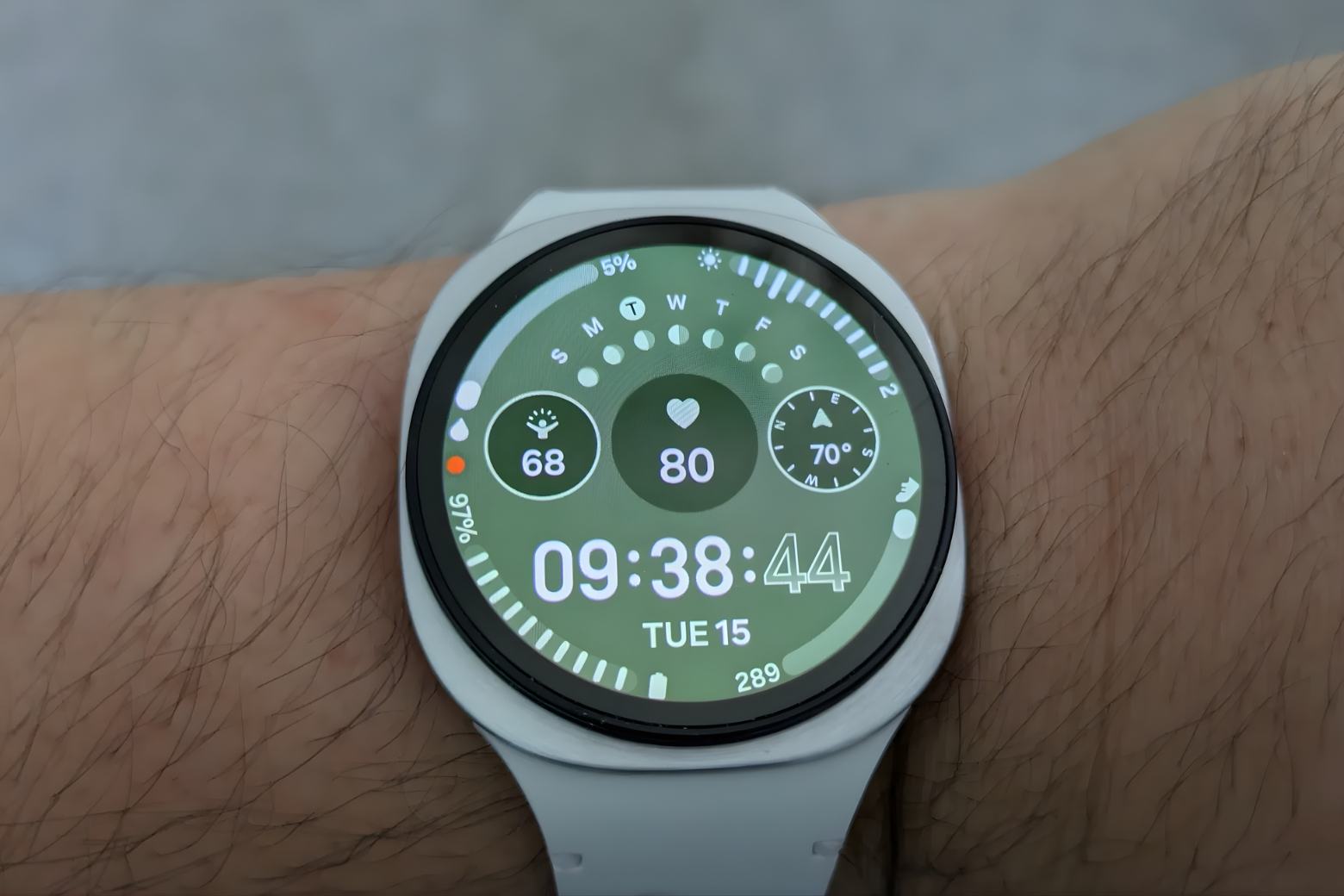 So sánh Samsung Galaxy Watch8 và Galaxy Watch7: Nên mua mẫu nào? 12 So sánh Samsung Galaxy Watch8 và Galaxy Watch7 thiết kế Cushion Shape