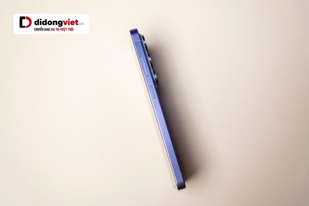 Trải nghiệm Samsung Galaxy S26 Ultra: Camera F/1.4 sáng nhất, chip Snapdragon 8 Elite Gen 5 for Galaxy khủng 18 Phía cạnh phải vẫn được bố trí các nút điều chỉnh âm lượng cùng với nút nguồn.