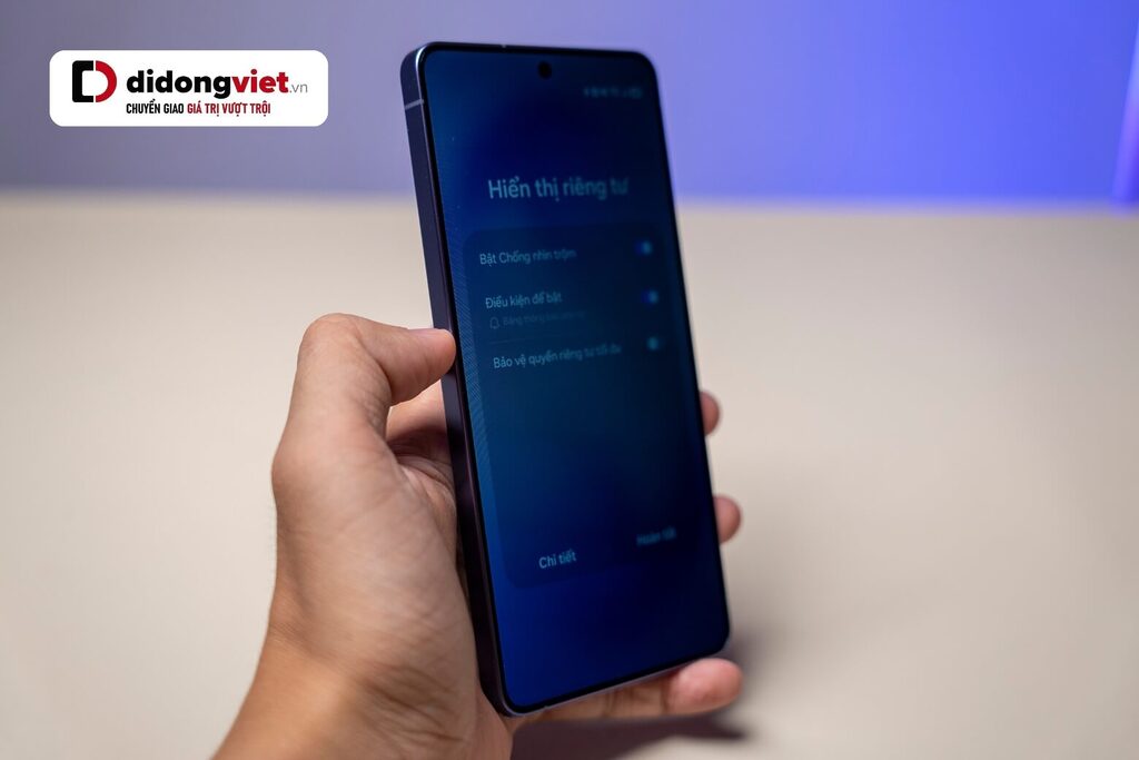 Trải nghiệm Samsung Galaxy S26 Ultra: Camera F/1.4 sáng nhất, chip Snapdragon 8 Elite Gen 5 for Galaxy khủng 28 Màn hình chỉ hiển thị rõ khi nhìn trực diện, còn ở góc nghiêng sẽ tự động làm mờ nội dung để bảo vệ thông tin cá nhân.