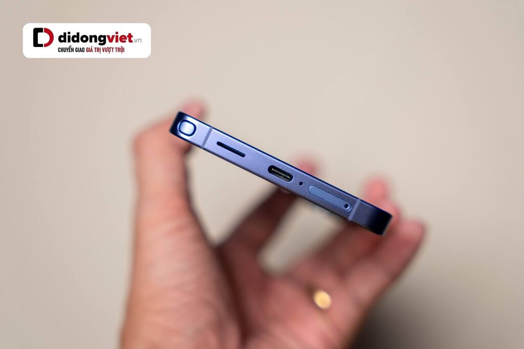 Trên tay Samsung Galaxy S26 Ultra tại Di Động Việt- Bất ngờ ngay từ thiết kế 18 Thiết kế cạnh dưới và nơi sạc của Samsung S26 Ultra