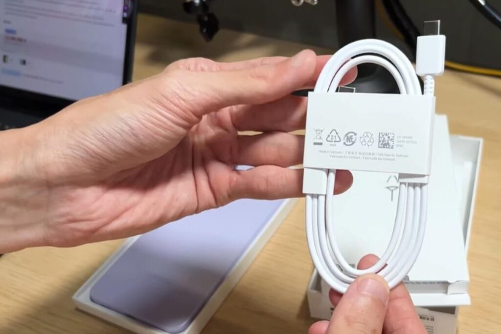 Trên tay Samsung Galaxy A37 – Camera OIS, màn hình AMOLED 1900 nits trong tầm tay tầm trung 15 Mở hộp Galaxy A37 – Điện thoại, dây sạc Type-C, hướng dẫn, thiết kế gọn gàng.