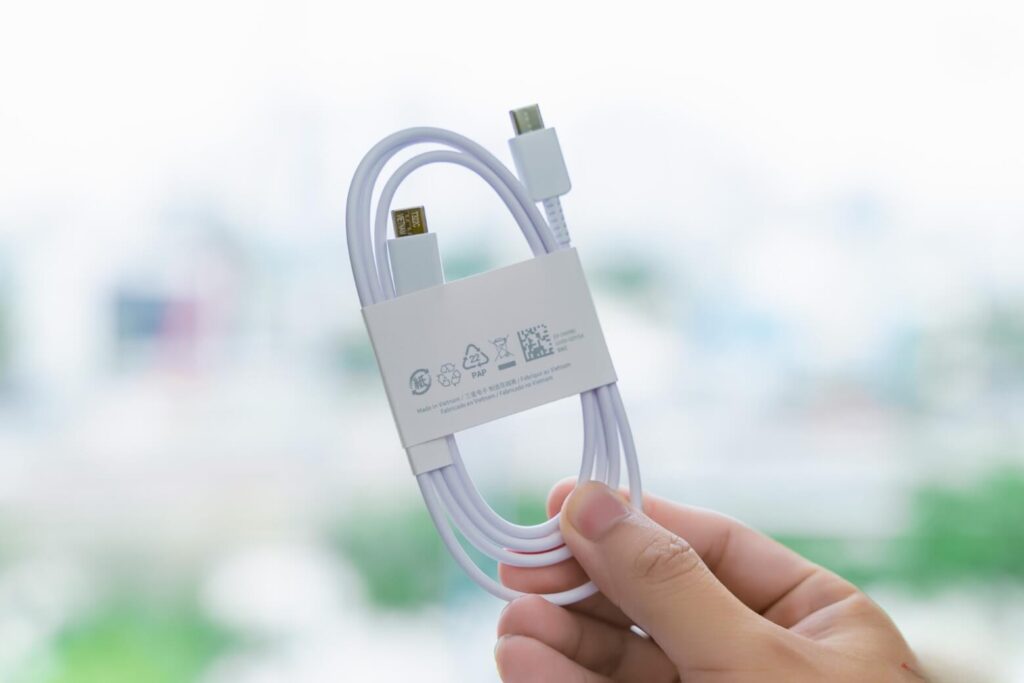 Trên tay Samsung Galaxy A57 - Thiết kế mỏng nhất dòng Galaxy A, chip Exynos 1680 mạnh mẽ 15 Hộp Galaxy A57 5G thiết kế tối giản từ giấy tái chế, kèm cáp 45W nhưng không có củ sạc.