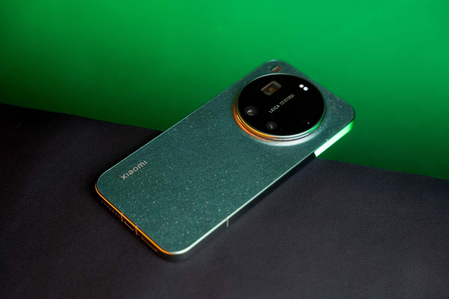 Trên tay Xiaomi 17 Ultra: Flagship Leica với pin 6000mAh, sạc 90W 19 Trên tay Xiaomi 17 Ultra khung máy bo tròn