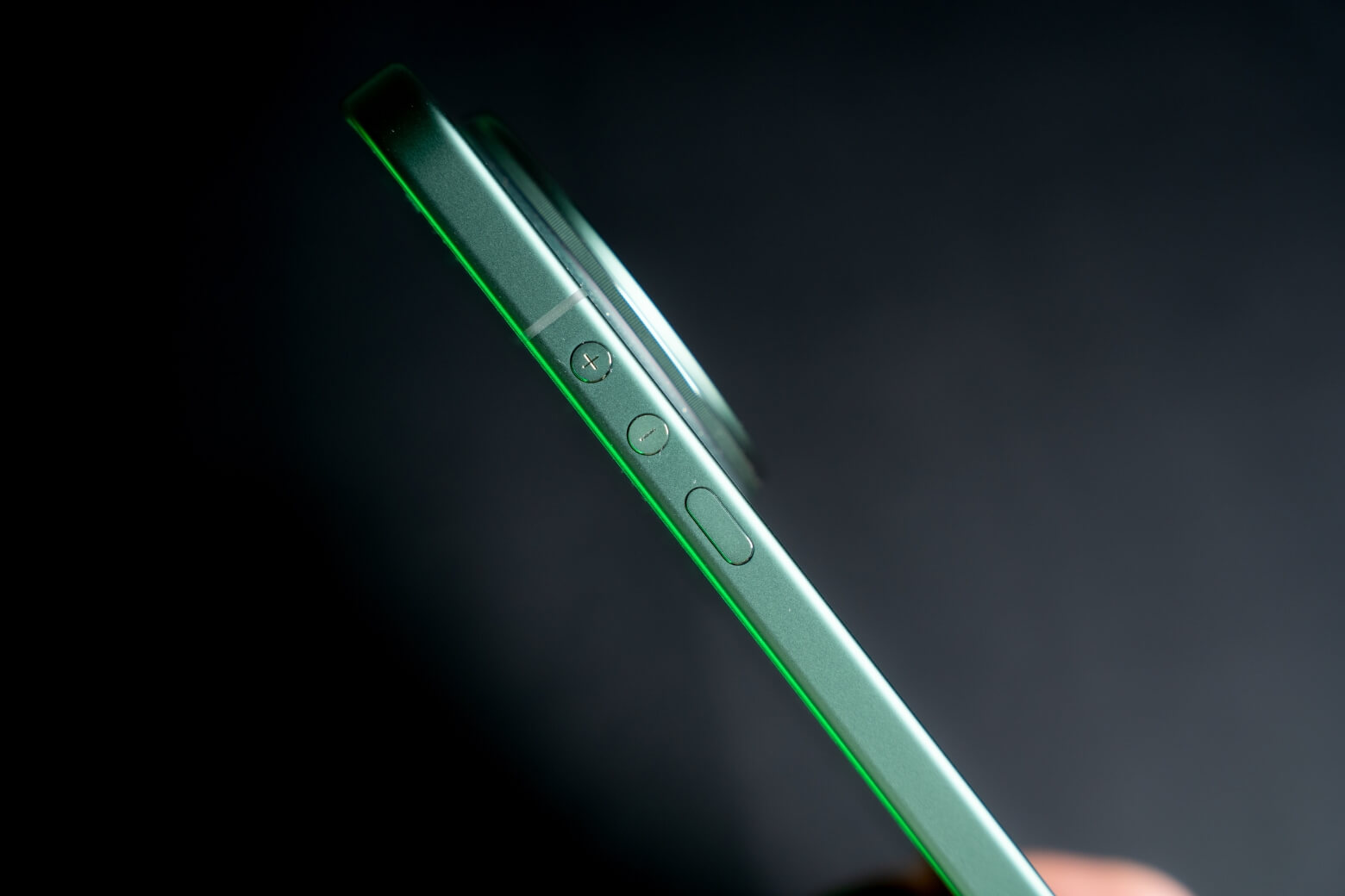 Trên tay Xiaomi 17 Ultra: Flagship Leica với pin 6000mAh, sạc 90W 20 Trên tay Xiaomi 17 Ultra nút âm lượng tròn