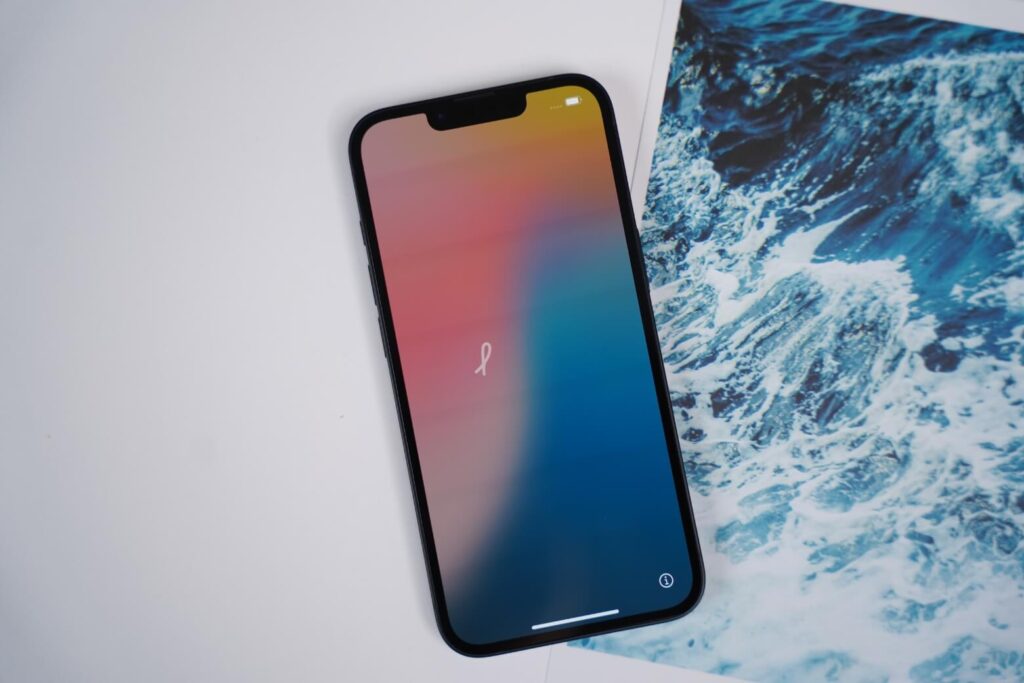 Có nên mua iPhone 16e thời điểm hiện tại: Đánh giá thực tế và bài toán tài chính 13 iPhone 16e – nhẹ 167g, màn hình 6.1 inch sắc nét, cầm một tay thoải mái; viền nhôm hơi cấn cần ốp lưng.