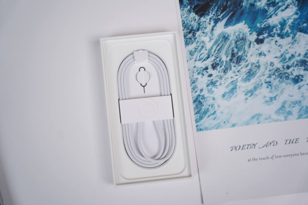 Có nên mua iPhone 16e thời điểm hiện tại: Đánh giá thực tế và bài toán tài chính 16 iPhone 16e – bỏ MagSafe, chỉ hỗ trợ sạc cáp hoặc Qi 7.5W, giảm tiện ích phụ kiện.