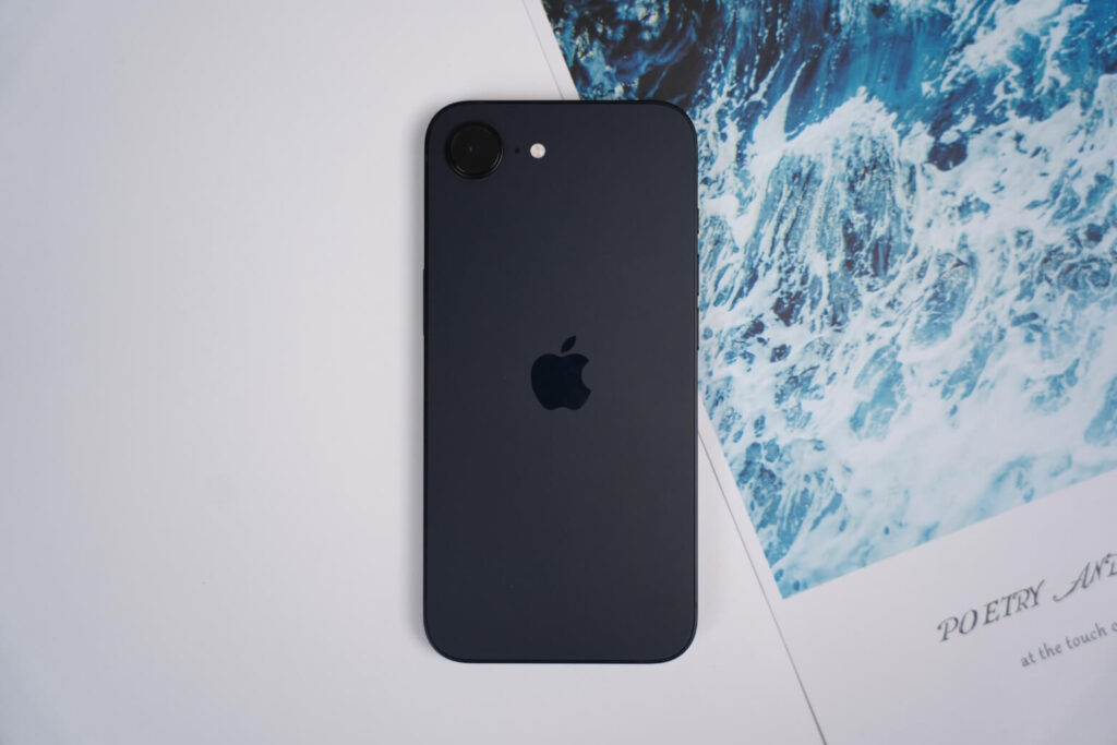 Có nên mua iPhone 16e thời điểm hiện tại: Đánh giá thực tế và bài toán tài chính 17 iPhone cũ – rủi ro pin, màn hình và chi phí sửa cao, dễ biến giá hời thành lỗ nặng.