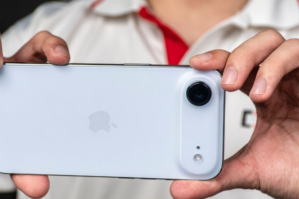 Đánh giá camera iPhone Air: Đỉnh cao nhiếp ảnh thuật toán trong thân máy siêu mỏng. 10 Camera “plateau” 48MP trên iPhone Air: giới hạn vật lý định hình trải nghiệm và góc nhìn tự nhiên 26mm.