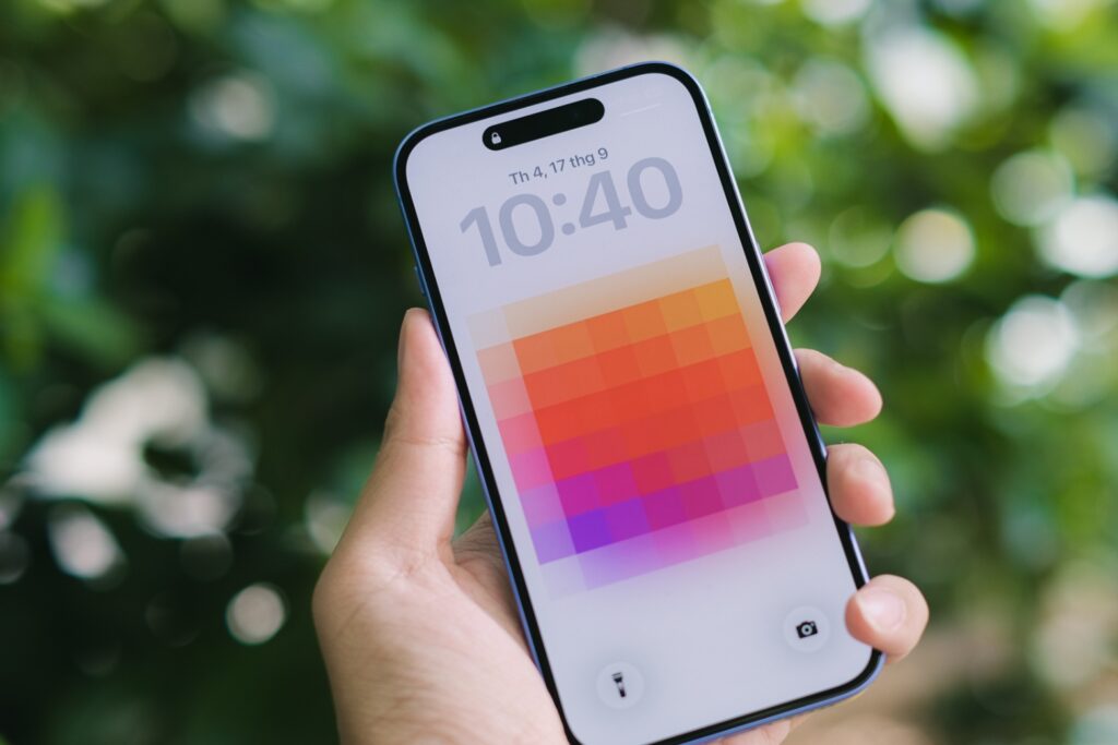 Đánh giá hiệu năng iPhone 16 trên iOS 19: Lựa chọn thực tế nhất năm 2026 18 RAM 8GB và chip A18 giúp xử lý AI trực tiếp trên máy, nhanh hơn và bảo mật hơn.