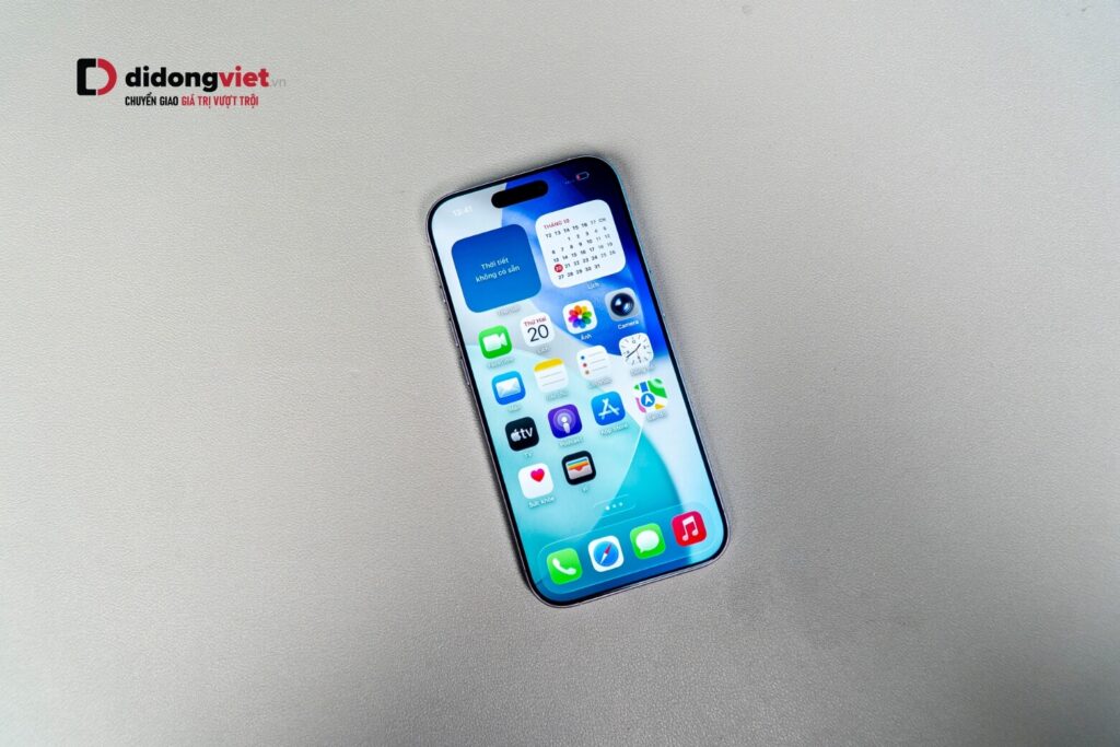 Đánh giá hiệu năng iPhone 17 sau 7 tháng: Chip A19 đạt 1.7 triệu điểm AnTuTu có thực sự đỉnh cao? 12 RAM 8GB LPDDR5X giúp iPhone 17 chạy AI trên máy và đa nhiệm mượt mà.