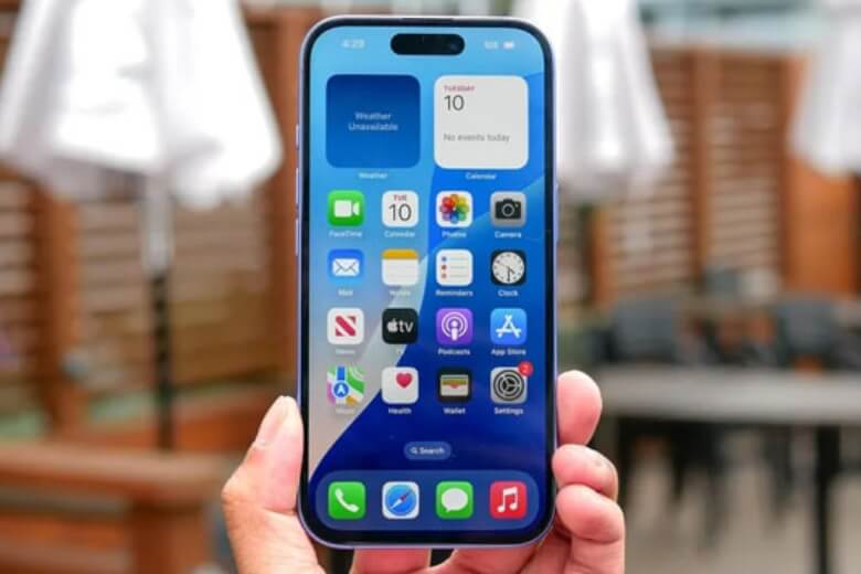 Đánh giá màn hình iPhone 16 sau 1.5 năm: Trải nghiệm thực tế xóa nhòa khoảng cách thông số 9 Màn hình iPhone 16 sáng mạnh ngoài trời nhưng sẽ tự giảm khi nóng.