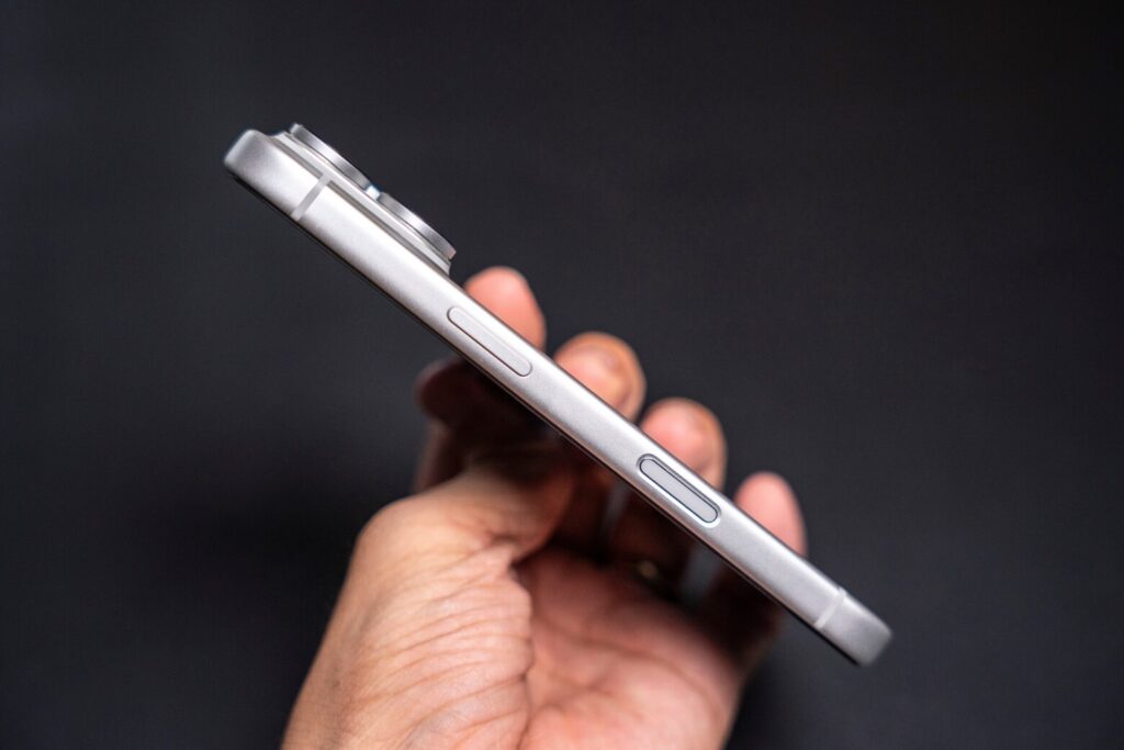 Đánh giá thiết kế iPhone 17 Pro sau 7 tháng: Sự thật về công thái học và hao mòn vật liệu 17 đánh giá thiết kế iPhone 17 Pro