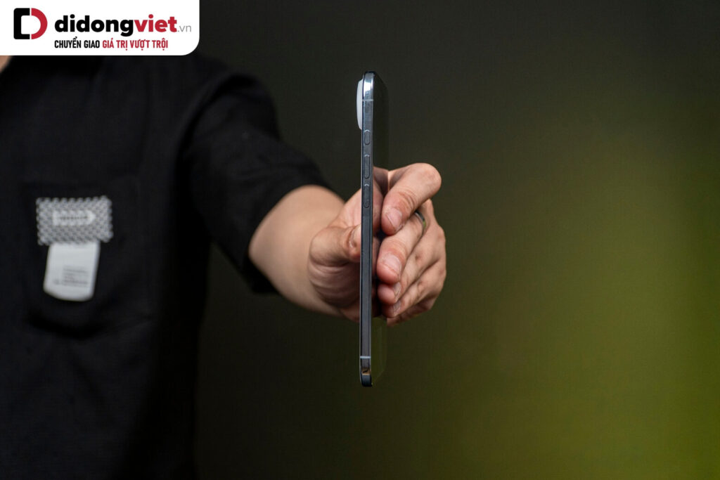 Đánh giá thiết kế iPhone Air: Chi tiết về khung Titanium Grade 5, hiện tượng nghẽn nhiệt và cảm giác cầm nắm 11 Đánh giá thiết kế iPhone Air