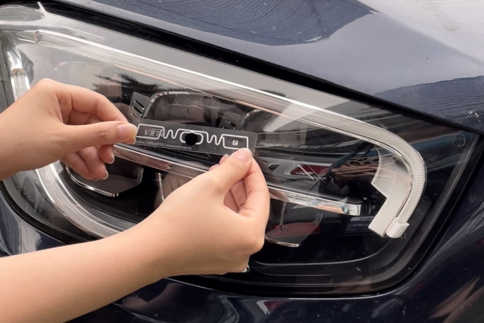 ePass là gì? Cẩm nang dán thẻ, nạp tiền và xử lý sự cố qua trạm 6 Hướng dẫn dán thẻ ePass chuẩn kỹ thuật: Kính lái hay Đèn pha?