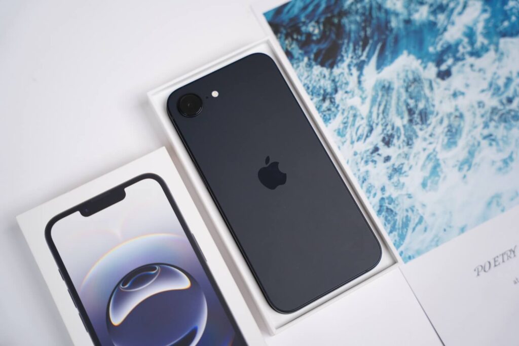 iPhone 16e có mấy màu? Gợi ý chọn màu thực tế và giữ giá nhất 12 Kính nhám iPhone 16e — phân tán ánh sáng, hạn chế dấu vân tay, mượt mà khi cầm trần.