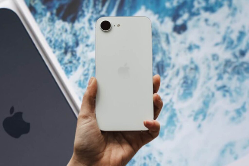 iPhone 16e có mấy màu? Gợi ý chọn màu thực tế và giữ giá nhất 13 Màu Trắng (White) iPhone 16e — tinh khôi, trẻ trung, bắt sáng nổi bật nhờ tương phản giữa mặt lưng trắng và khung nhôm bạc.