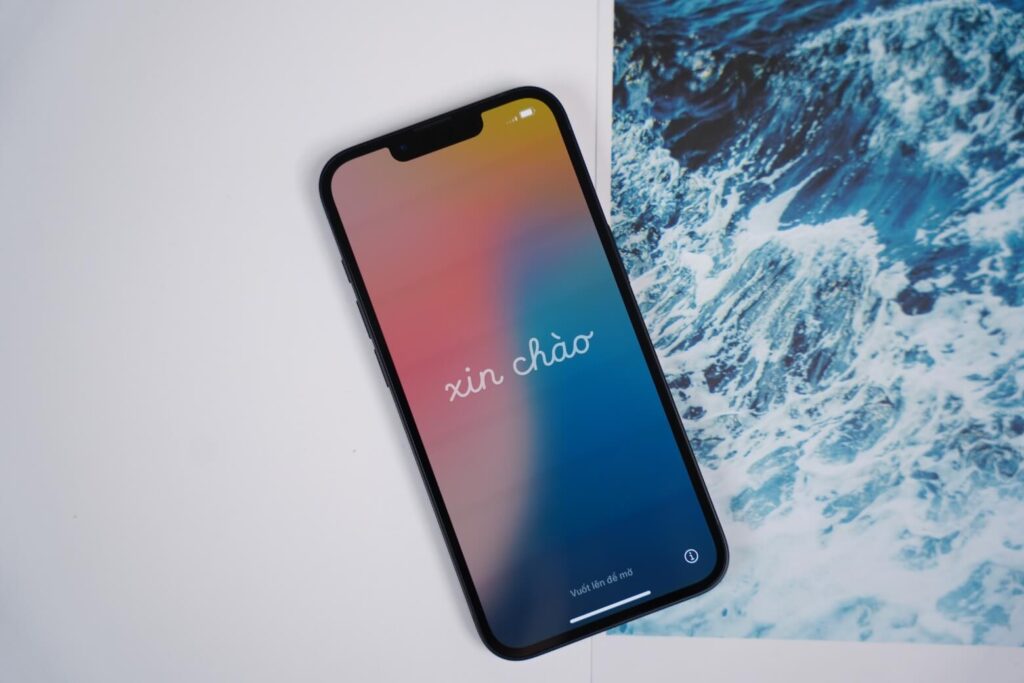 iPhone 16e có mấy màu? Gợi ý chọn màu thực tế và giữ giá nhất 15 Đen hay Trắng giữ giá ngang nhau — sử dụng cẩn thận là yếu tố quyết định.