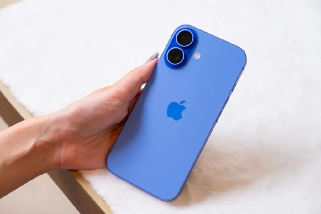 Đánh giá iPhone 16 Plus có mấy màu: Hướng dẫn chọn màu thực tế và mẹo Trade-in tối ưu (04/2026) 11 Xanh lưu ly trên iPhone 16 Plus là tông xanh pha ánh tím mới, đổi sắc theo ánh sáng