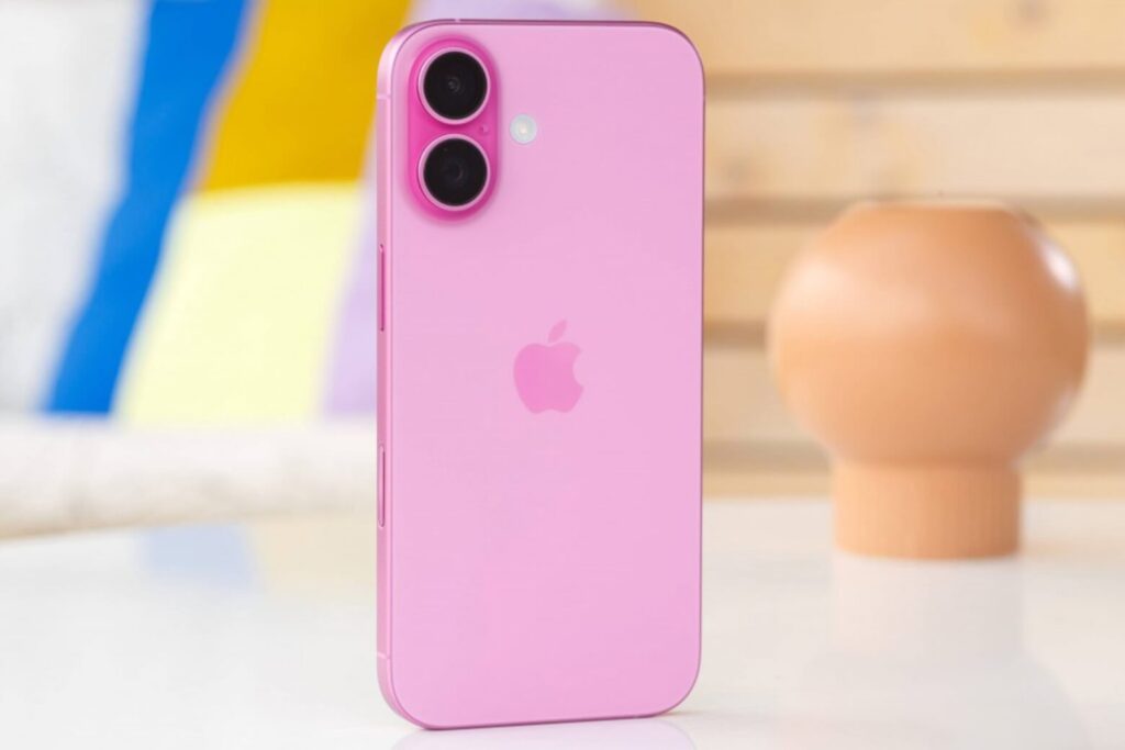 Đánh giá iPhone 16 Plus có mấy màu: Hướng dẫn chọn màu thực tế và mẹo Trade-in tối ưu (04/2026) 13 Màu Hồng iPhone 16 Plus năm nay đậm và nổi bật, rất hợp selfie và outfit sáng màu.