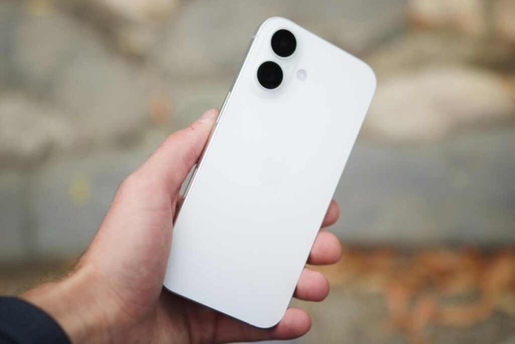 Đánh giá iPhone 16 Plus có mấy màu: Hướng dẫn chọn màu thực tế và mẹo Trade-in tối ưu (04/2026) 14 Màu Trắng iPhone 16 Plus tinh khiết, nổi bật cụm camera và dễ phối mọi loại ốp.