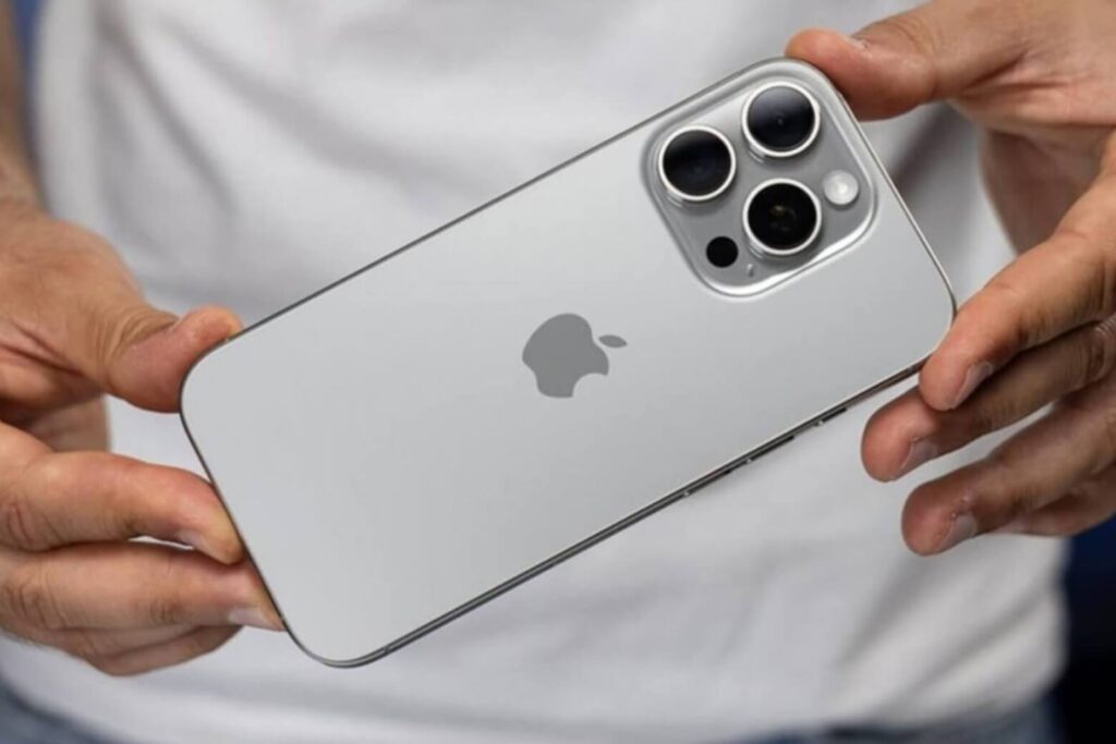 iPhone 16 Pro có mấy màu? Đánh giá thực tế độ bền viền Titan sau 1.5 năm 10 iPhone 16 Pro có mấy màu