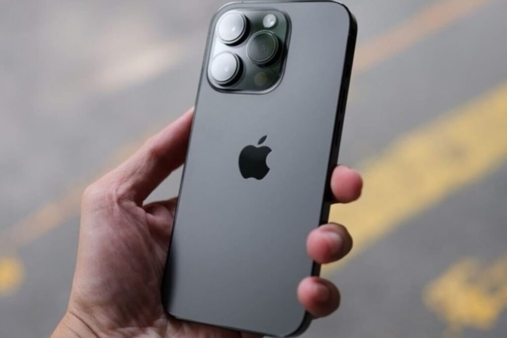 iPhone 16 Pro có mấy màu? Đánh giá thực tế độ bền viền Titan sau 1.5 năm 11 iPhone 16 Pro có mấy màu