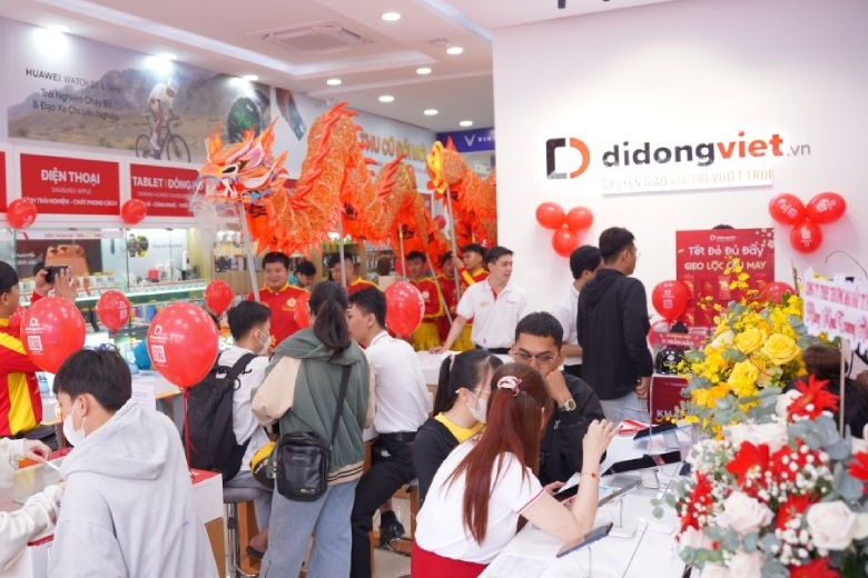 Cuối Tuần Rộn Ràng: Deal Bear Ngập Tràn – Giảm đến 50% tại Di Động Việt 6 khach hang mua sam tai di dong viet 1