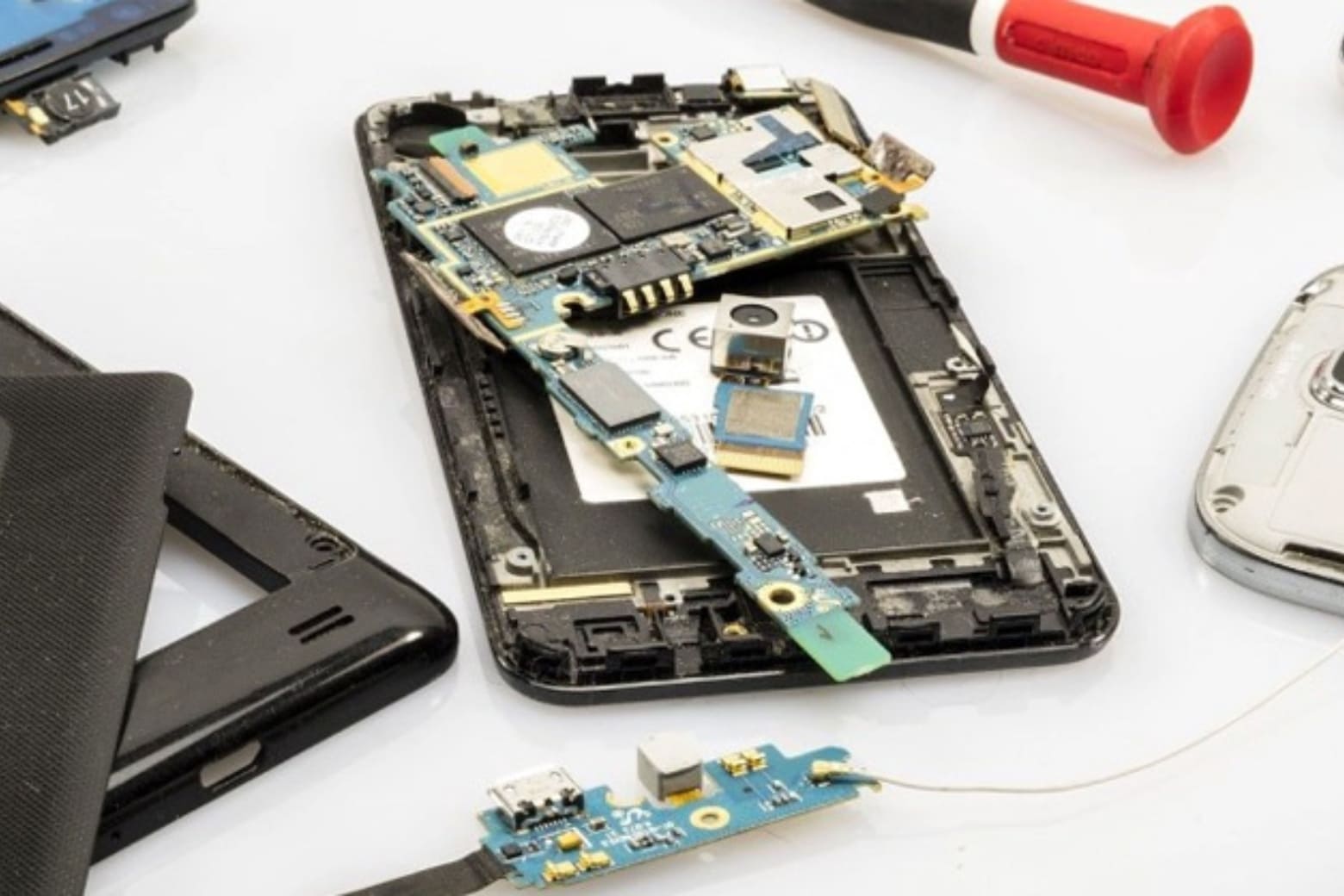 Main điện thoại là gì? Dấu hiệu hỏng và ma trận quyết định sửa chữa 8 "Sửa main" ngoài chợ đen: Tạm thời và Rủi ro