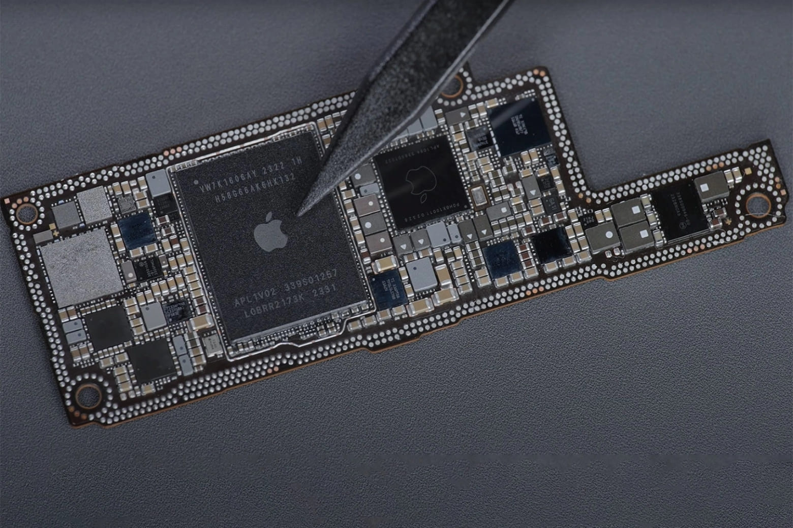 Main điện thoại là gì? Dấu hiệu hỏng và ma trận quyết định sửa chữa 9 Thay main chính hãng: An toàn tuyệt đối nhưng đắt đỏ