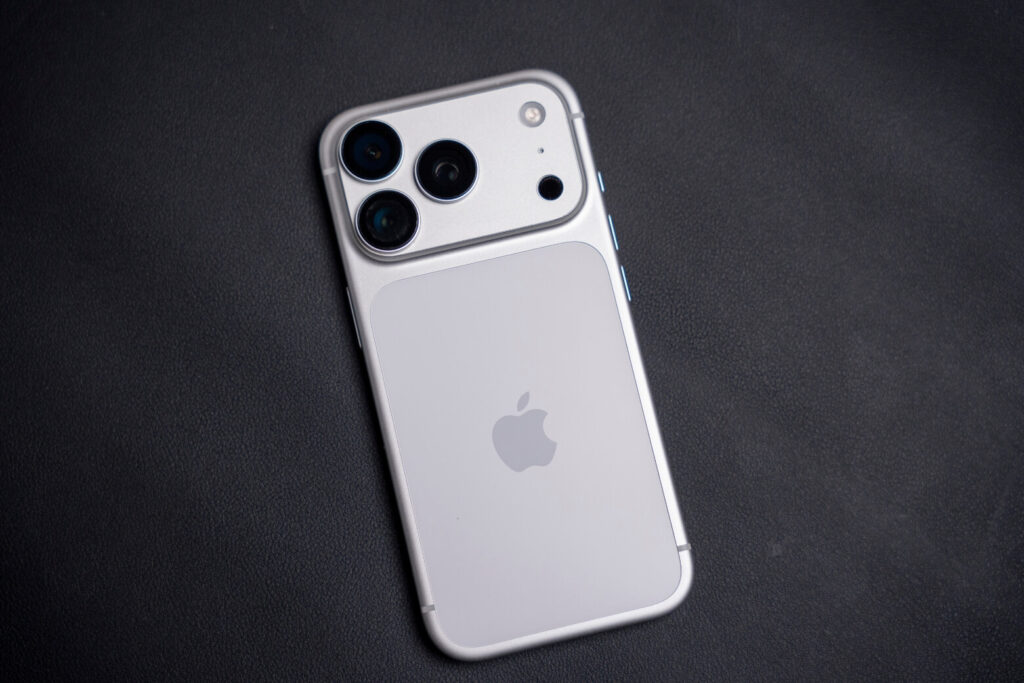 iPhone 17 Pro có mấy màu? So sánh đánh giá thực tế từ người dùng 14 Bạc — An toàn & thực dụng: vết xước tàng hình, dễ đạt Grade A, giữ giá tốt hơn 1-2 triệu đồng.