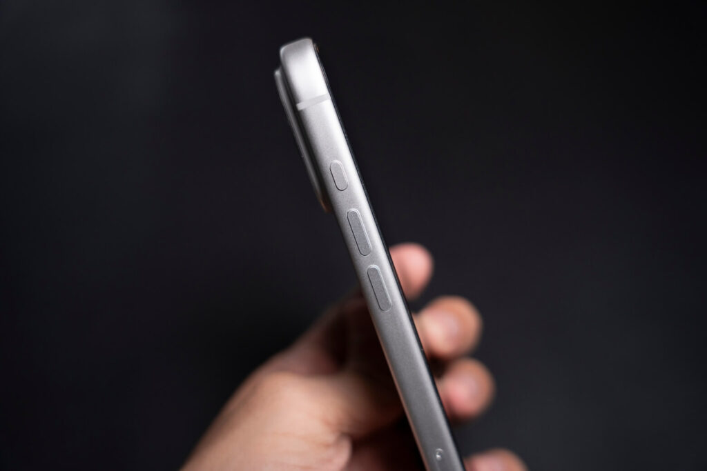 iPhone 17 Pro có mấy màu? So sánh đánh giá thực tế từ người dùng 16 Cái giá của hiệu suất: Nhôm dễ cấn/móp hơn Titanium, lớp sơn cần chăm sóc — tránh ốp lưng cứng, vệ sinh bằng khăn ẩm.