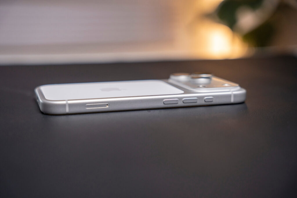 iPhone 17 Pro có mấy màu? So sánh đánh giá thực tế từ người dùng 17 Xanh Đậm + ốp lưng Apple/microfiber + vệ sinh 2 lần/tuần + ít tháo lắp — Bảo vệ màu sắc & chuyên nghiệp lâu dài.