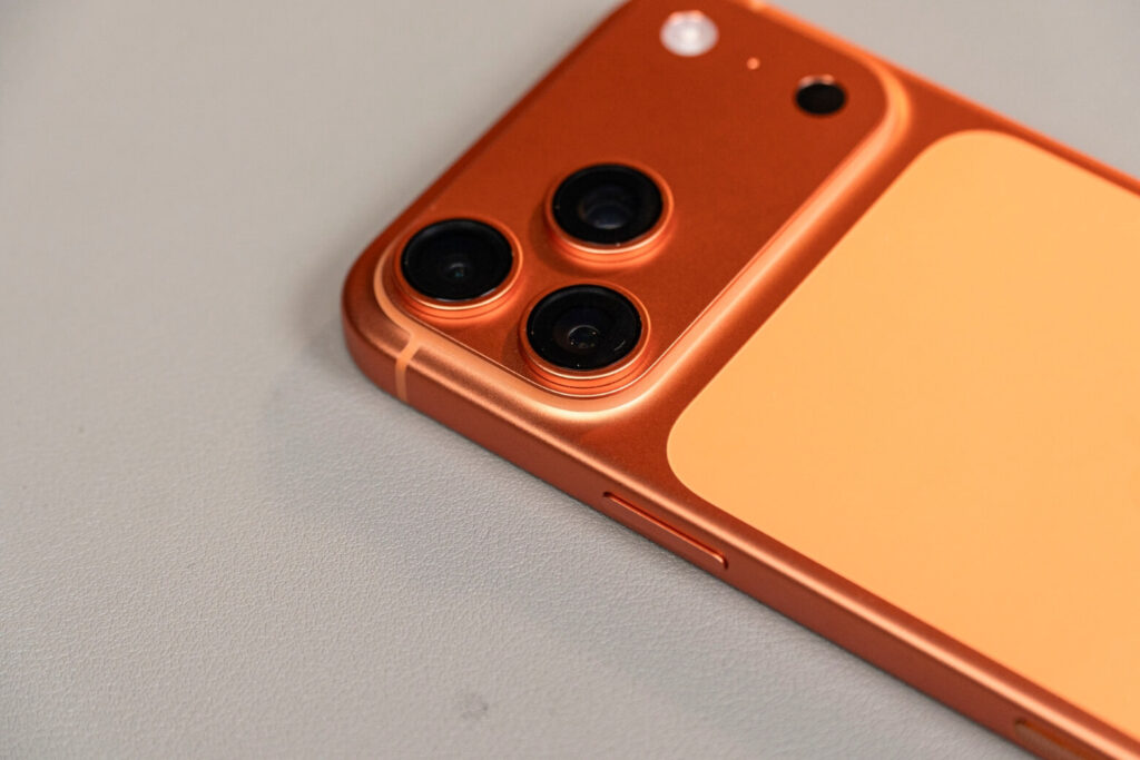 Màu sắc iPhone 17 Pro Max: Hướng dẫn chọn màu tối ưu cho bạn 12 Khung nhôm unibody — màu sắc rực rỡ nhưng dễ xước và nhạy cảm với hóa chất.