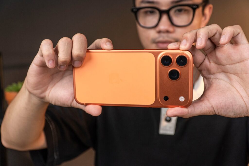 Màu sắc iPhone 17 Pro Max: Hướng dẫn chọn màu tối ưu cho bạn 13 Khung nhôm unibody — tản nhiệt xuất sắc với hệ số dẫn nhiệt cao gấp 10 lần Titanium, giúp chip A19 Pro duy trì hiệu suất tối đa lâu hơn.