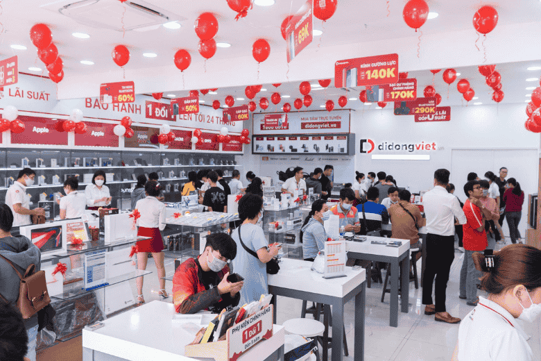 Sắm Công Nghệ Thả Ga - Giảm Ngay 5% Tối Đa 500.000Đ Khi Thanh Toán Qua SPayLater Tại Di Động Việt 20 Khách hàng mua sắm tại Di Động Việt