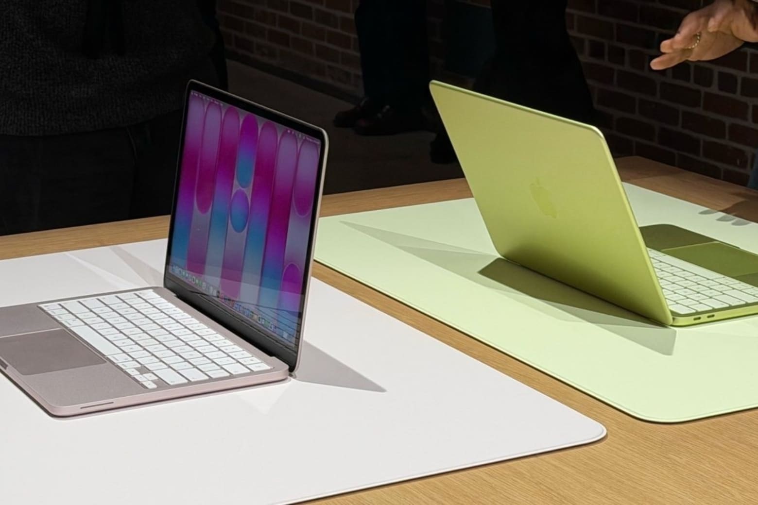 MacBook Neo và laptop Chromebooks: Máy nào phù hợp với bạn? 10 Độ bền phần cứng và màn hình giữa nhôm và nhựa