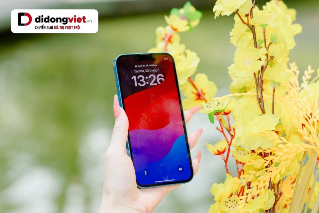 Trên tay iPhone 13 năm 2026: Cảm giác cầm nắm thực tế và lý do người dùng vẫn chọn mua 13 trên tay iphone 13