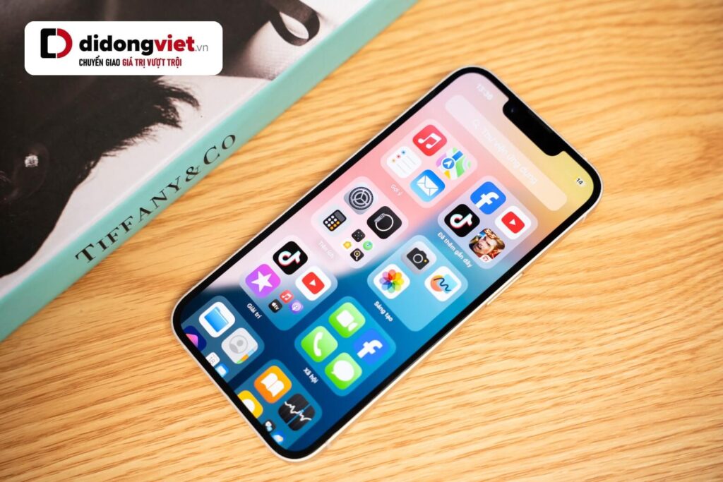 Trên tay iPhone 14 năm 2026: Màu sắc đa dạng, màn hình rực rỡ 7 trên tay iphone 14
