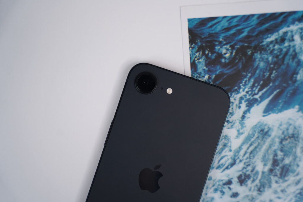 Trên tay iPhone 16e: Chip A18 cực mạnh, siêu nhẹ 167g, giá mềm nhất dòng 16 Series 20 iPhone 16e – camera 48MP tập trung chụp ảnh chính, bỏ ống kính góc rộng và macro.