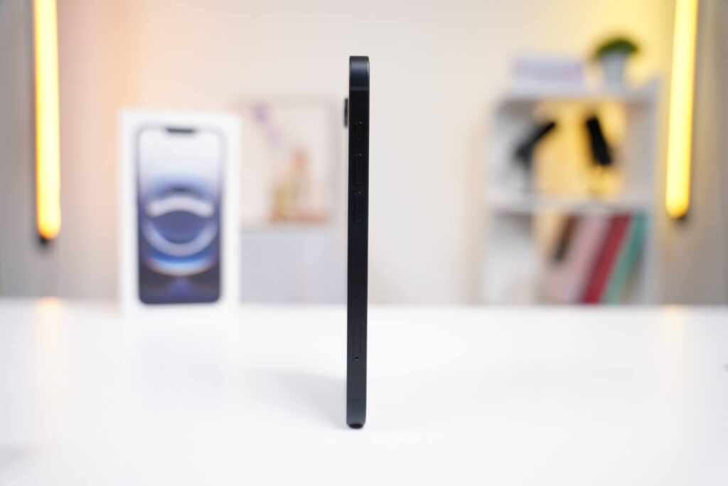 Trên tay iPhone 16e: Chip A18 cực mạnh, siêu nhẹ 167g, giá mềm nhất dòng 16 Series 14 iPhone 16e – siêu nhẹ, dễ cầm, thao tác một tay thoải mái.