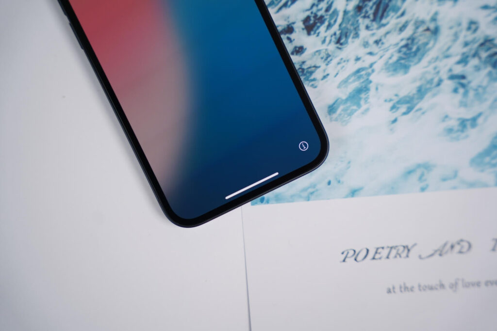 Trên tay iPhone 16e: Chip A18 cực mạnh, siêu nhẹ 167g, giá mềm nhất dòng 16 Series 15 iPhone 16e – màn hình OLED 6.1 inch sáng rực, màu sắc sống động, tương phản cao.