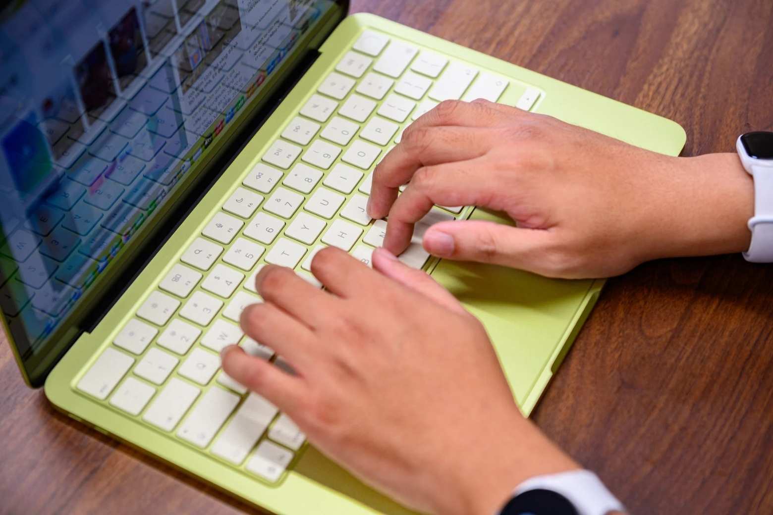 Trên tay MacBook Neo: Mỏng nhẹ, A18 Pro, pin xem video 16 giờ 10 Trên tay MacBook Neo bàn phím và trackpad cơ học