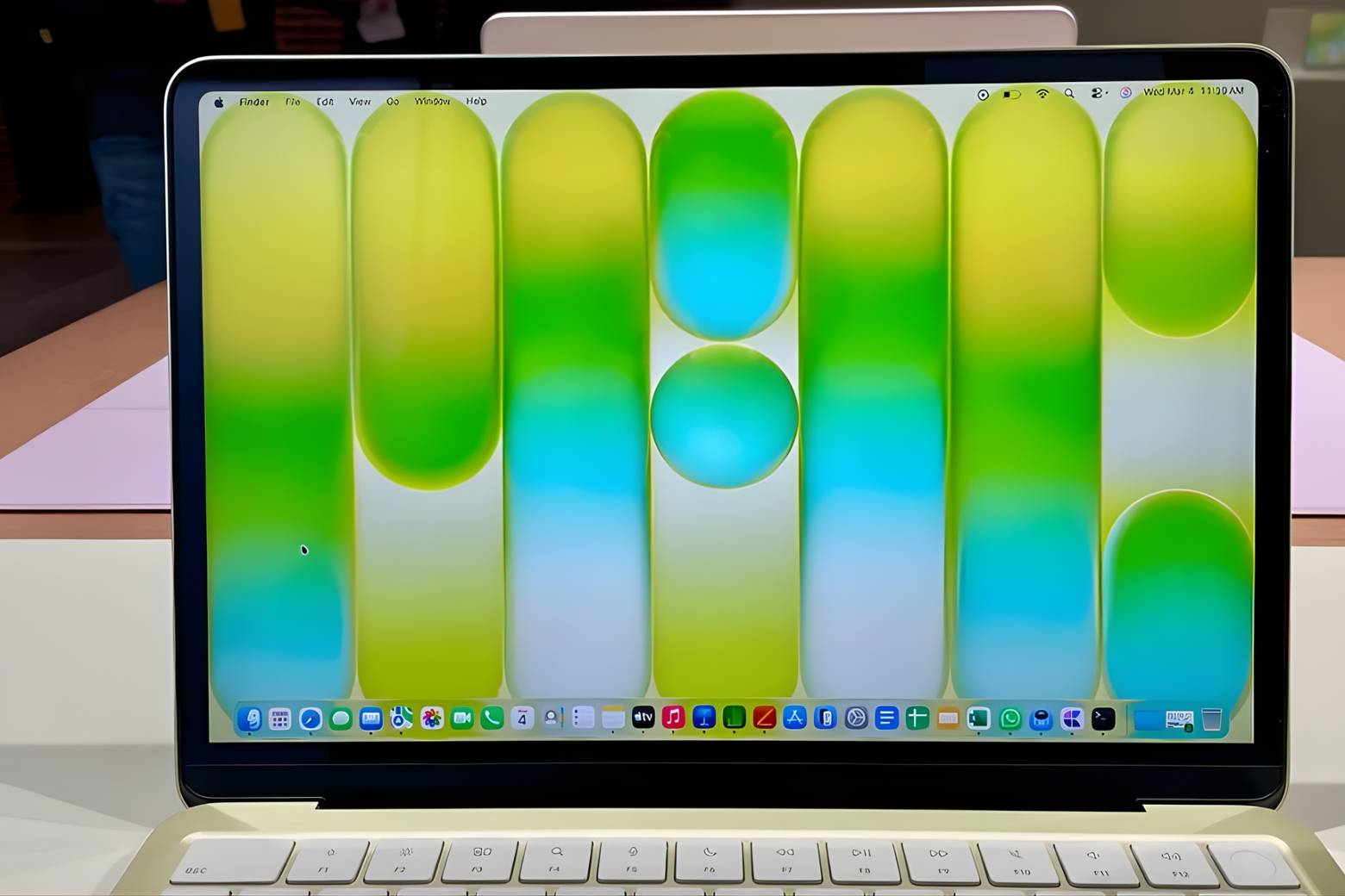 Trên tay MacBook Neo: Mỏng nhẹ, A18 Pro, pin xem video 16 giờ 8 Trên tay MacBook Neo màn hình Liquid Retina